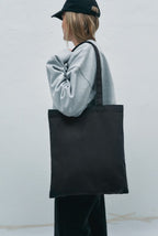 totebag2 black with model