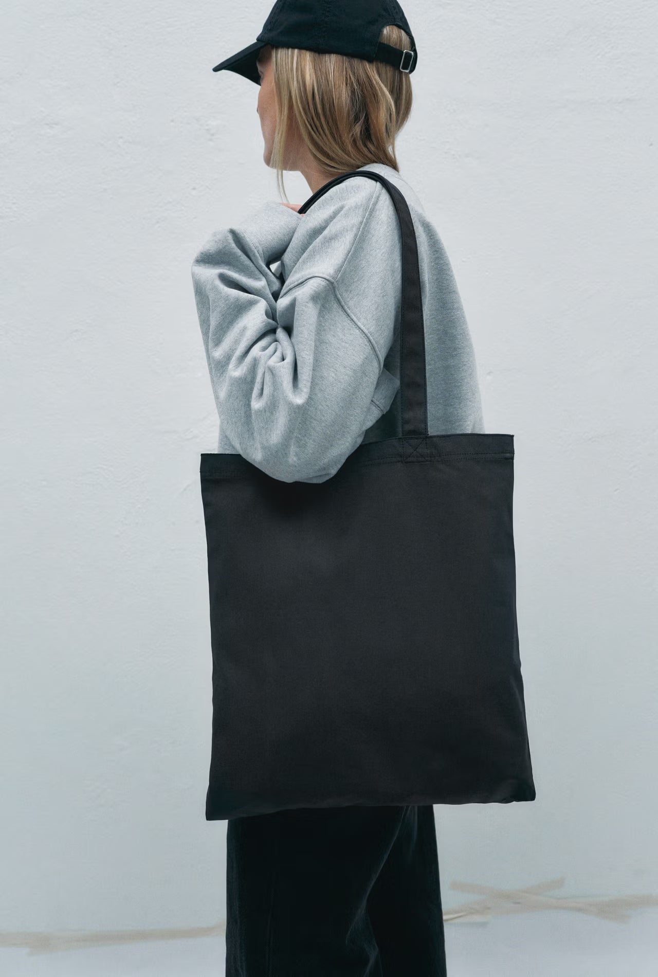 totebag2 black with model